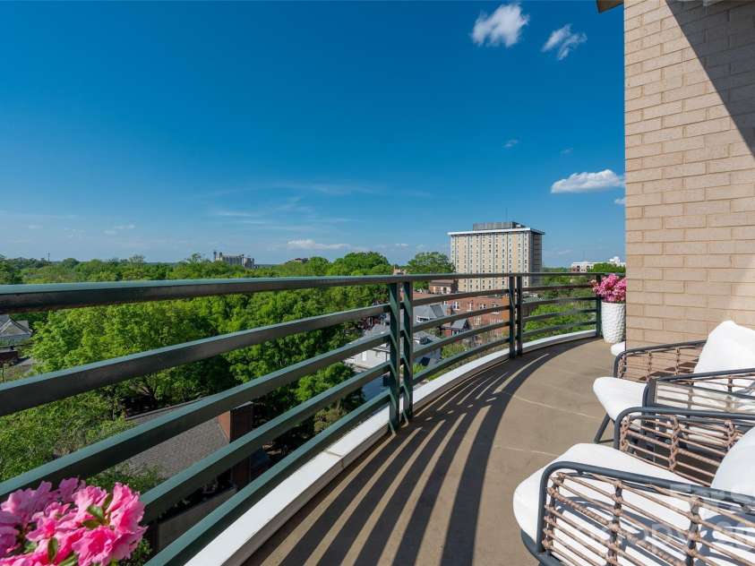 400 Church Street, Charlotte, NC 28202.  MLS# CAR4376398, YatesRealty ID 4535. 