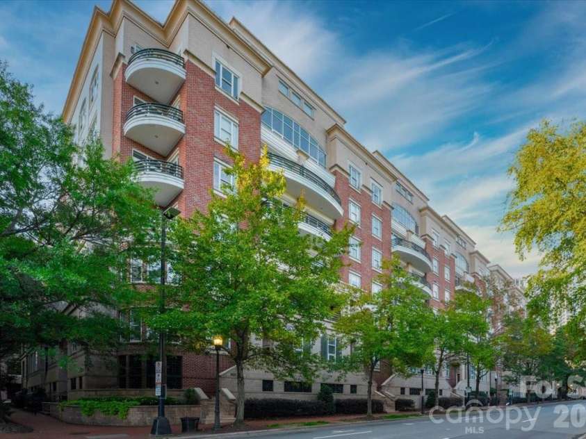 400 Church Street, Charlotte, NC 28202.  MLS# CAR4415061, YatesRealty ID 4535. 