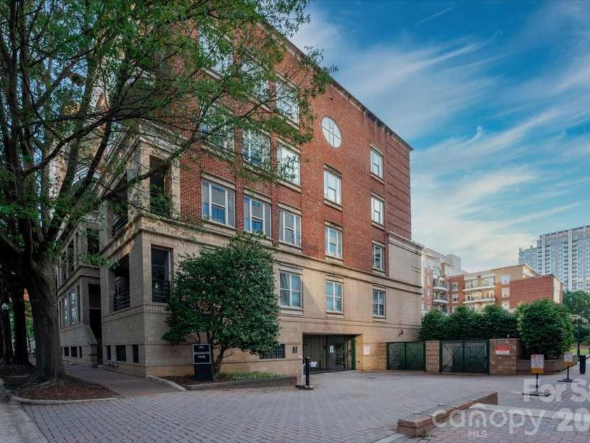 400 Church Street, Charlotte, NC 28202.  MLS# CAR4415061, YatesRealty ID 4535. 