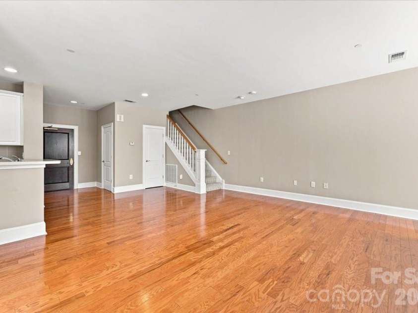 400 Church Street, Charlotte, NC 28202.  MLS# CAR4415061, YatesRealty ID 4535. 