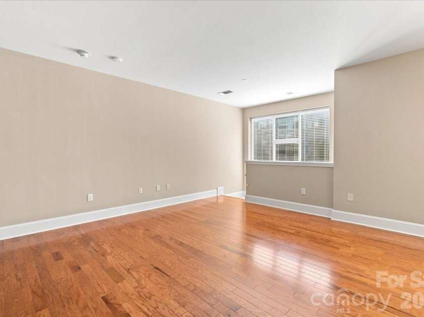 400 Church Street, Charlotte, NC 28202.  MLS# CAR4415061, YatesRealty ID 4535. 