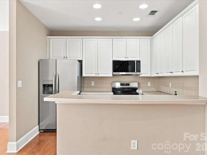 400 Church Street, Charlotte, NC 28202.  MLS# CAR4415061, YatesRealty ID 4535. 
