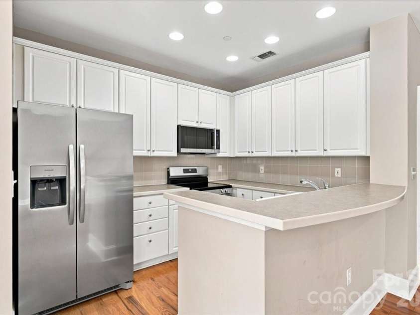 400 Church Street, Charlotte, NC 28202.  MLS# CAR4415061, YatesRealty ID 4535. 