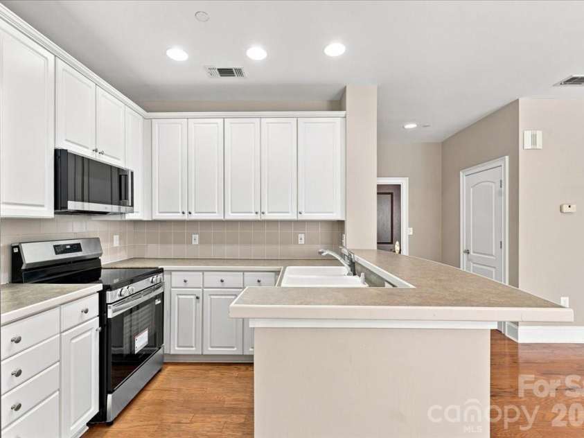 400 Church Street, Charlotte, NC 28202.  MLS# CAR4415061, YatesRealty ID 4535. 