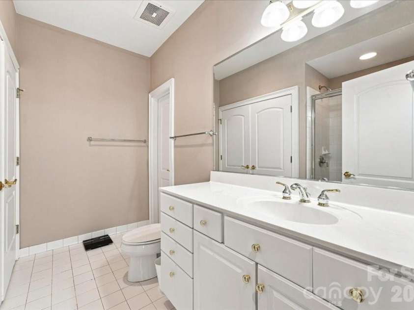 400 Church Street, Charlotte, NC 28202.  MLS# CAR4415061, YatesRealty ID 4535. 