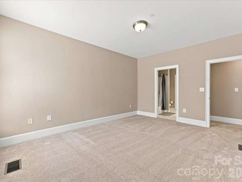 400 Church Street, Charlotte, NC 28202.  MLS# CAR4415061, YatesRealty ID 4535. 
