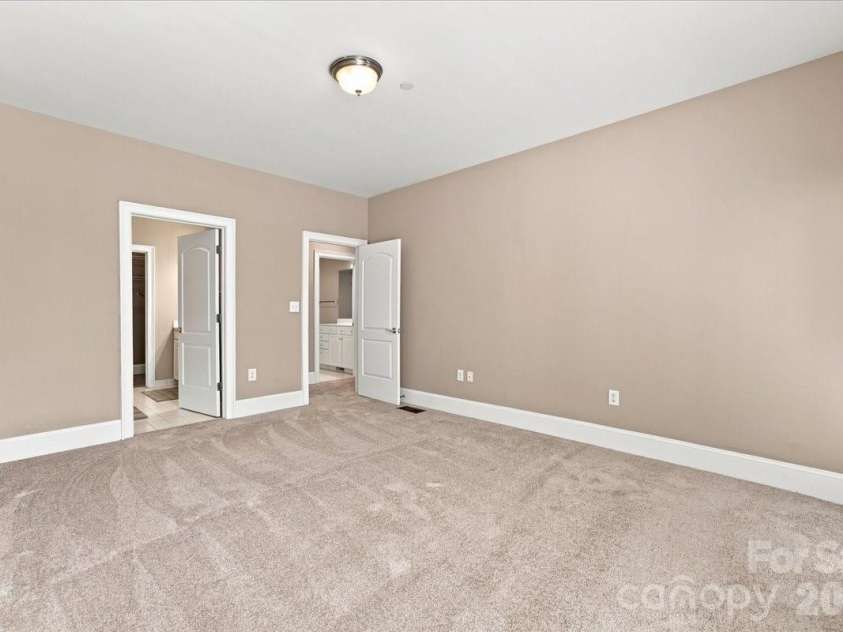 400 Church Street, Charlotte, NC 28202.  MLS# CAR4415061, YatesRealty ID 4535. 