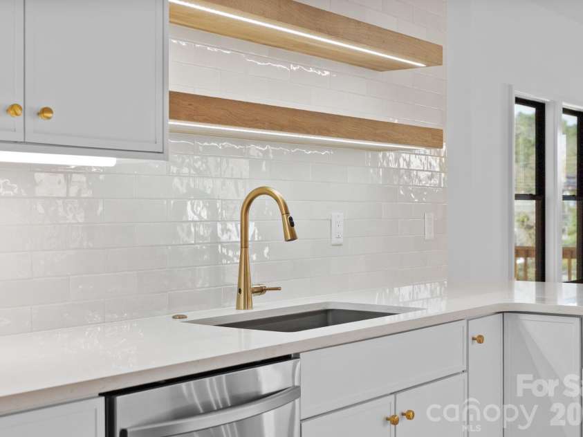 49 Johnson Drive, Asheville, NC 28804.  MLS# CAR4340354, YatesRealty ID 4535. 