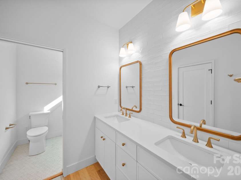 49 Johnson Drive, Asheville, NC 28804.  MLS# CAR4340354, YatesRealty ID 4535. Primary Bath