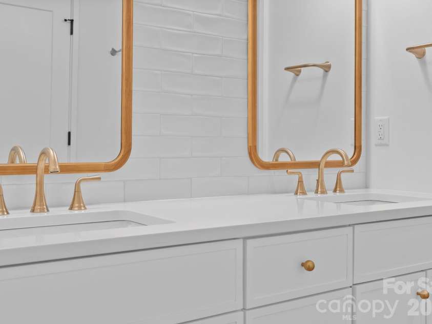 49 Johnson Drive, Asheville, NC 28804.  MLS# CAR4340354, YatesRealty ID 4535. Primary Bath