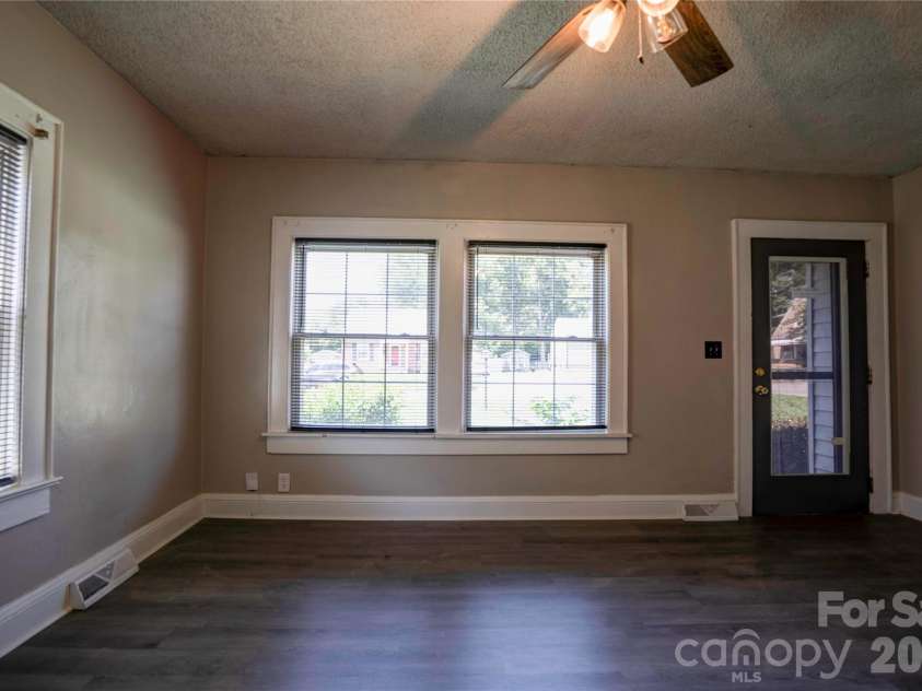 605 Meadowbrook Road, Kings Mountain, NC 28086.  MLS# CAR4415554, YatesRealty ID 45350. Family Room