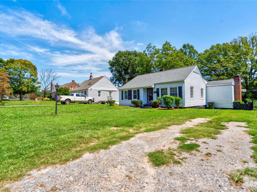 605 Meadowbrook Road, Kings Mountain, NC 28086.  MLS# CAR4415554, YatesRealty ID 45350. Front Right