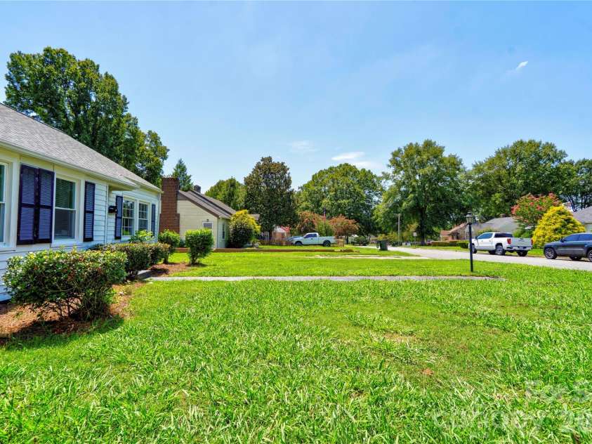 605 Meadowbrook Road, Kings Mountain, NC 28086.  MLS# CAR4415554, YatesRealty ID 45350. Front Yard