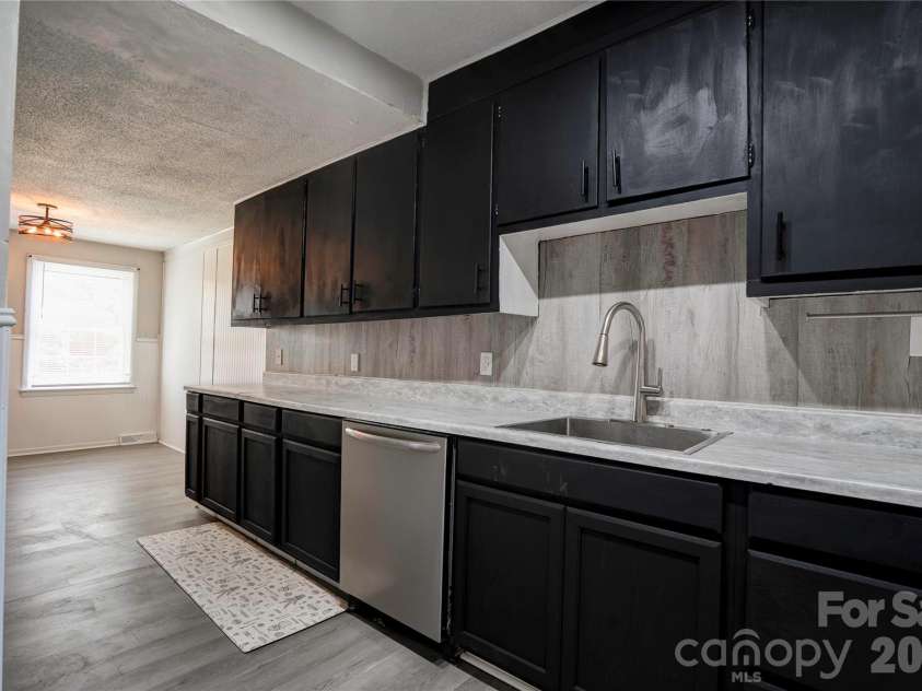 605 Meadowbrook Road, Kings Mountain, NC 28086.  MLS# CAR4415554, YatesRealty ID 45350. Kitchen