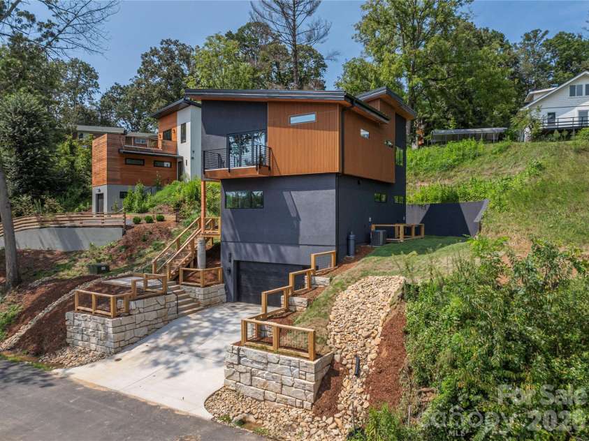 19 Woodbine Road, Asheville, NC 28804.  MLS# CAR4415169, YatesRealty ID 45358. 