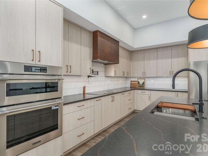 19 Woodbine Road, Asheville, NC 28804.  MLS# CAR4415169, YatesRealty ID 45358. 