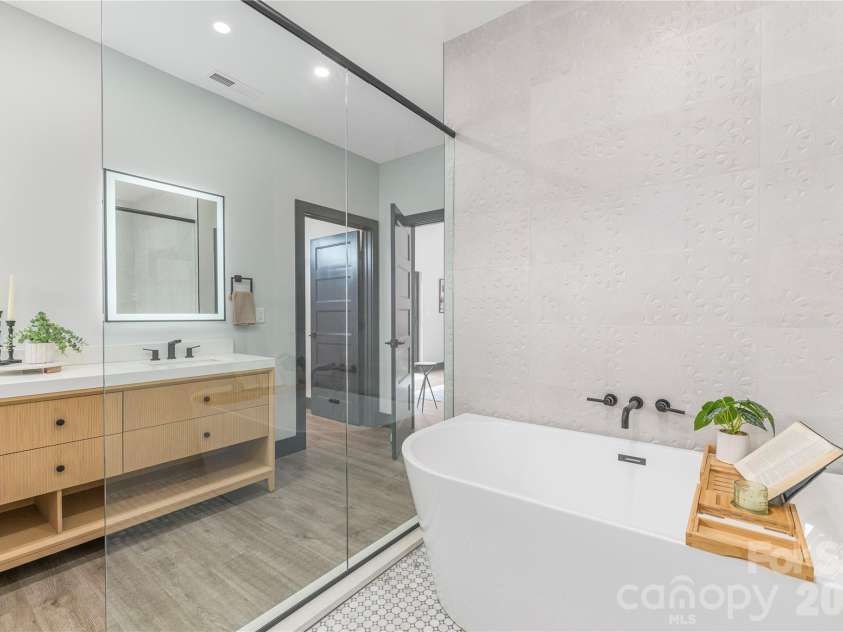 19 Woodbine Road, Asheville, NC 28804.  MLS# CAR4415169, YatesRealty ID 45358. Gorgeous tiled bath