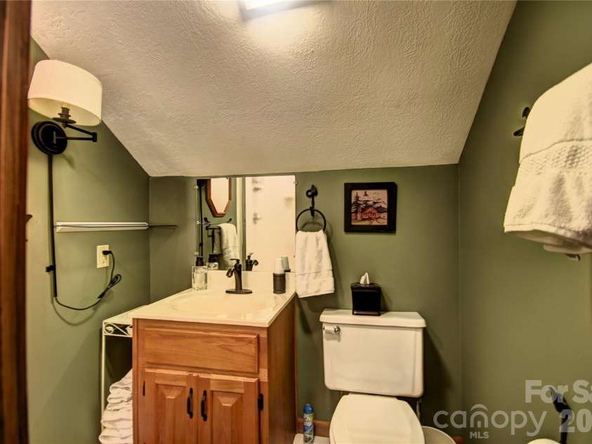 509 Deer Creek Trail, Maggie Valley, NC 28751.  MLS# CAR4408706, YatesRealty ID 45359. Full bath off the upper-level loft