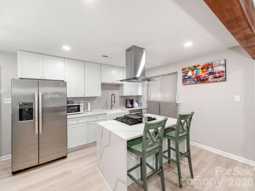 4925 Springview Road, Charlotte, NC 28213.  MLS# CAR4411619, YatesRealty ID 45366. Cute Breakfast Bar