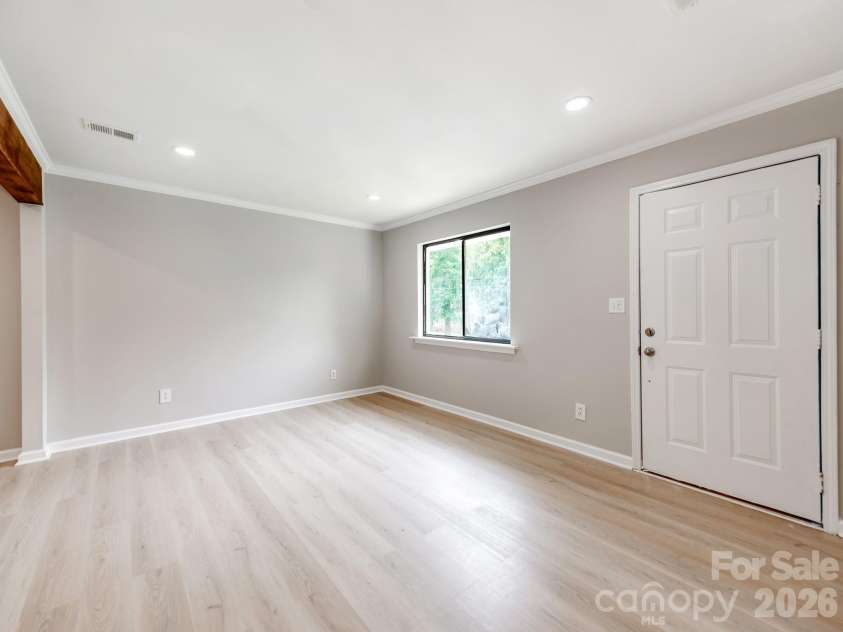 4925 Springview Road, Charlotte, NC 28213.  MLS# CAR4411619, YatesRealty ID 45366. Plenty of Natural Light in Open Floorplan!