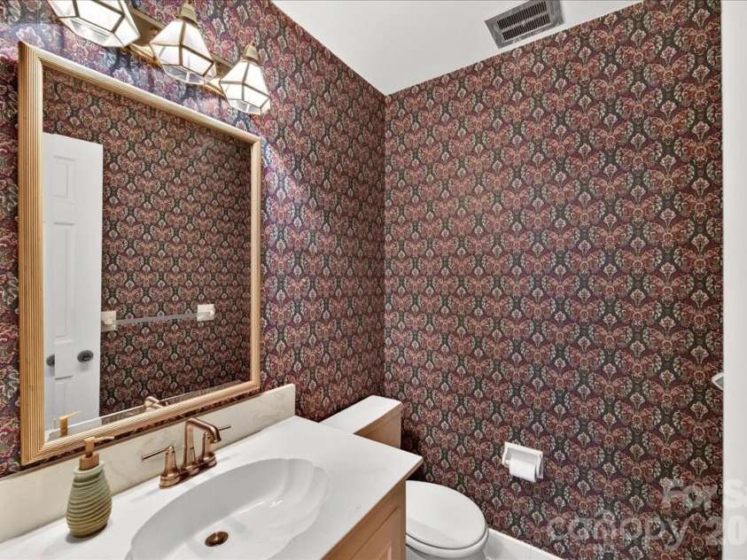 842 Ashmeade Road, Charlotte, NC 28211.  MLS# CAR4415245, YatesRealty ID 45375. 1/2 bath on Main