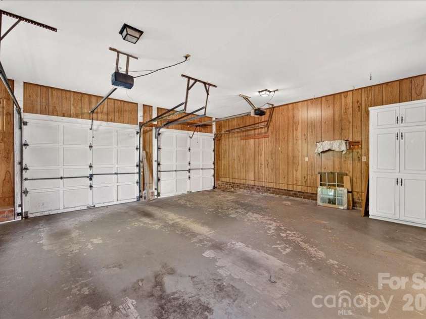 842 Ashmeade Road, Charlotte, NC 28211.  MLS# CAR4415245, YatesRealty ID 45375. 2 car attached Garage