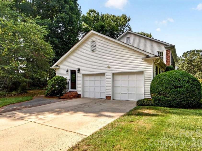 842 Ashmeade Road, Charlotte, NC 28211.  MLS# CAR4415245, YatesRealty ID 45375. Attached 2 car garage