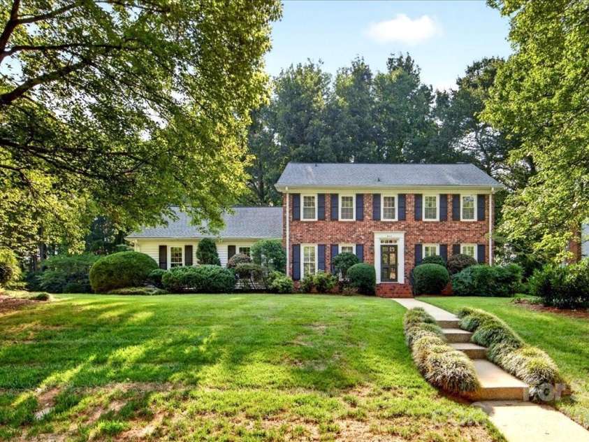 842 Ashmeade Road, Charlotte, NC 28211.  MLS# CAR4415245, YatesRealty ID 45375. Beautiful front yard