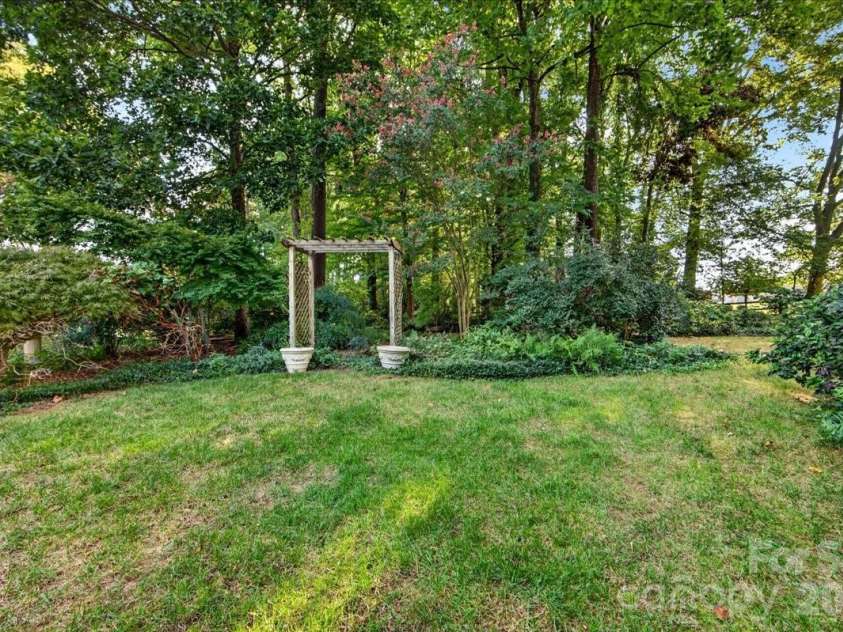 842 Ashmeade Road, Charlotte, NC 28211.  MLS# CAR4415245, YatesRealty ID 45375. Beautiful yard