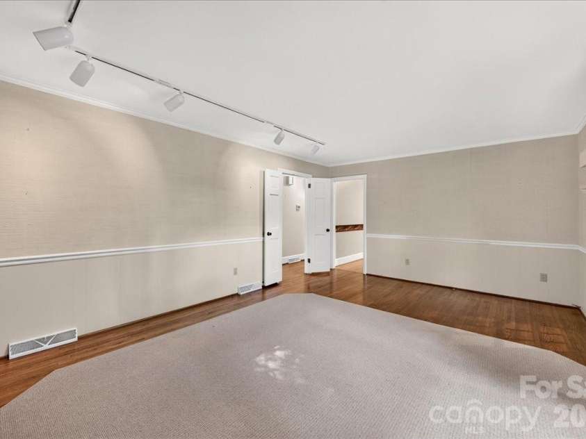 842 Ashmeade Road, Charlotte, NC 28211.  MLS# CAR4415245, YatesRealty ID 45375. Den to kitchen