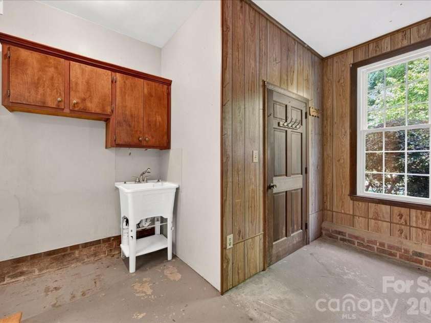 842 Ashmeade Road, Charlotte, NC 28211.  MLS# CAR4415245, YatesRealty ID 45375. Garage w/ sink & small workroom
