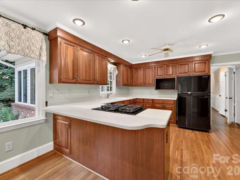 842 Ashmeade Road, Charlotte, NC 28211.  MLS# CAR4415245, YatesRealty ID 45375. Kitchen