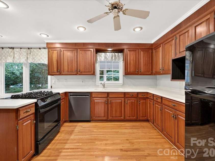 842 Ashmeade Road, Charlotte, NC 28211.  MLS# CAR4415245, YatesRealty ID 45375. Kitchen