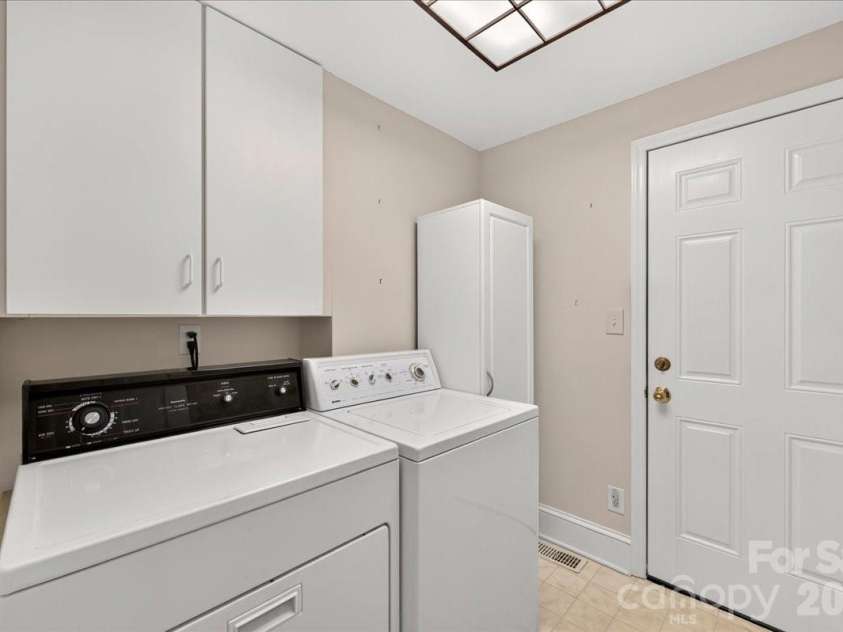 842 Ashmeade Road, Charlotte, NC 28211.  MLS# CAR4415245, YatesRealty ID 45375. Laundry room leads to garage