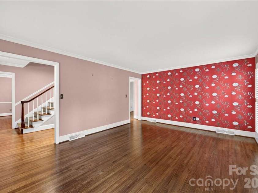 842 Ashmeade Road, Charlotte, NC 28211.  MLS# CAR4415245, YatesRealty ID 45375. Living Room