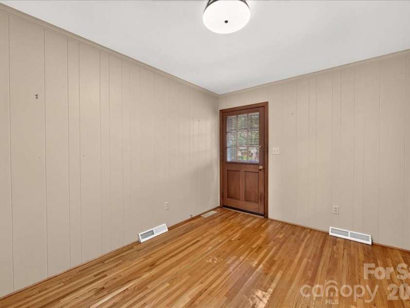 842 Ashmeade Road, Charlotte, NC 28211.  MLS# CAR4415245, YatesRealty ID 45375. Office/mudroom