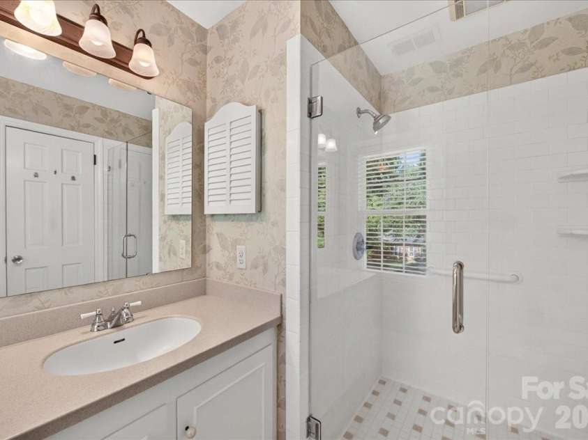842 Ashmeade Road, Charlotte, NC 28211.  MLS# CAR4415245, YatesRealty ID 45375. Primary Bath