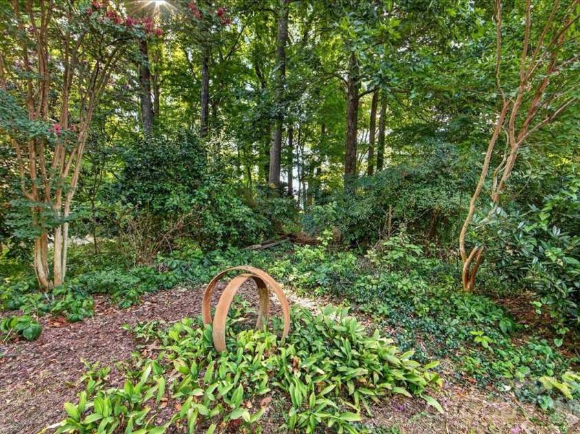 842 Ashmeade Road, Charlotte, NC 28211.  MLS# CAR4415245, YatesRealty ID 45375. Private Yard