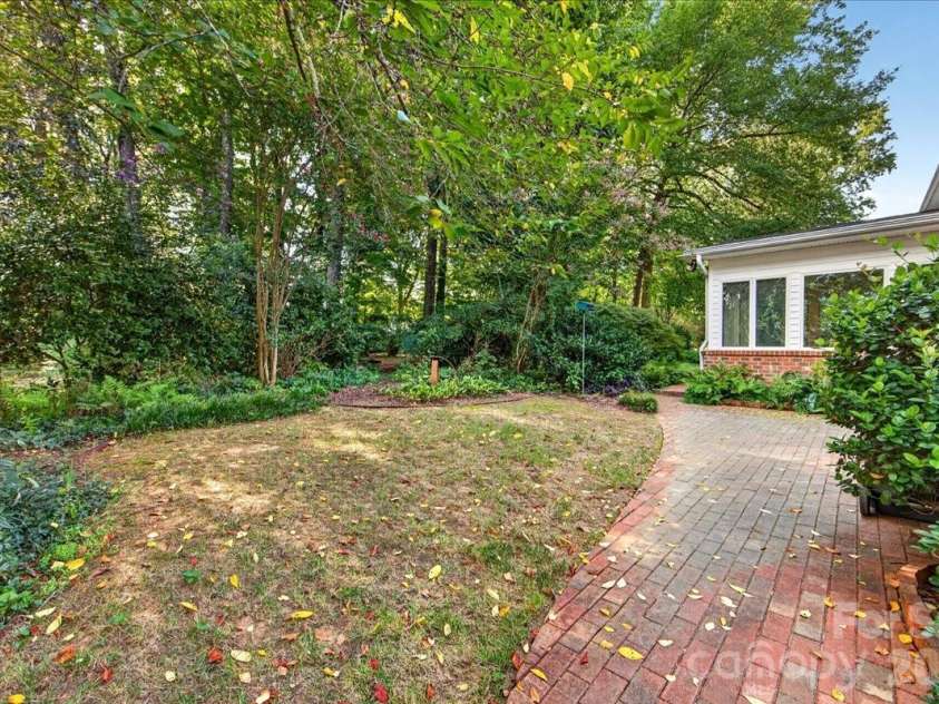 842 Ashmeade Road, Charlotte, NC 28211.  MLS# CAR4415245, YatesRealty ID 45375. Side yard