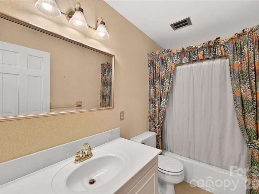 842 Ashmeade Road, Charlotte, NC 28211.  MLS# CAR4415245, YatesRealty ID 45375. Upstairs Hall Bath