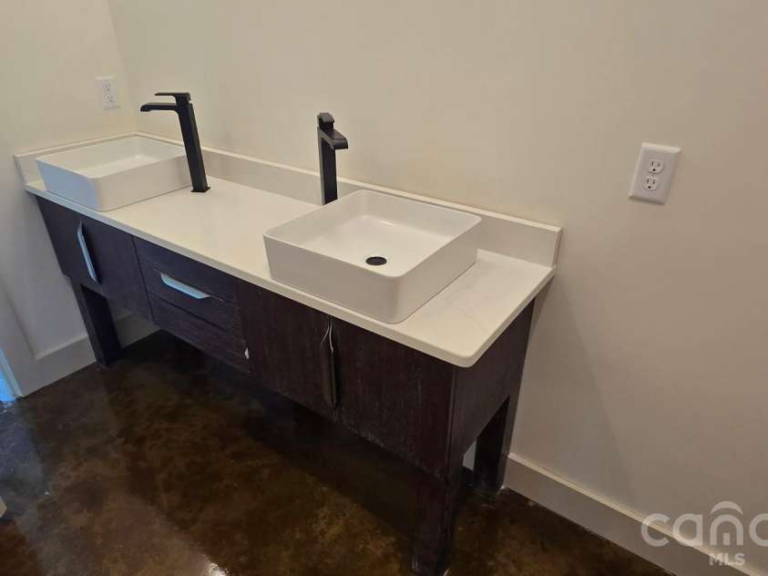 309 Iron Ridge Loop, Asheville, NC 28806.  MLS# CAR4416387, YatesRealty ID 45385. Lower level en suite bath