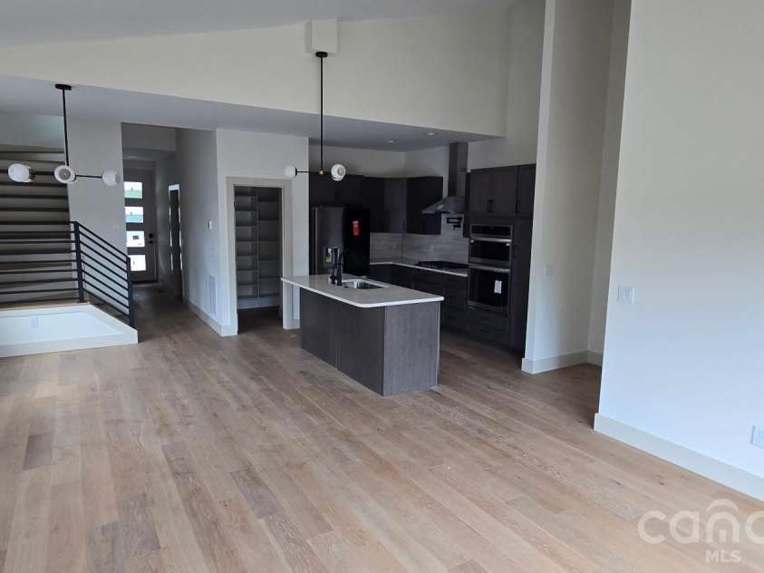 309 Iron Ridge Loop, Asheville, NC 28806.  MLS# CAR4416387, YatesRealty ID 45385. Main level open concept