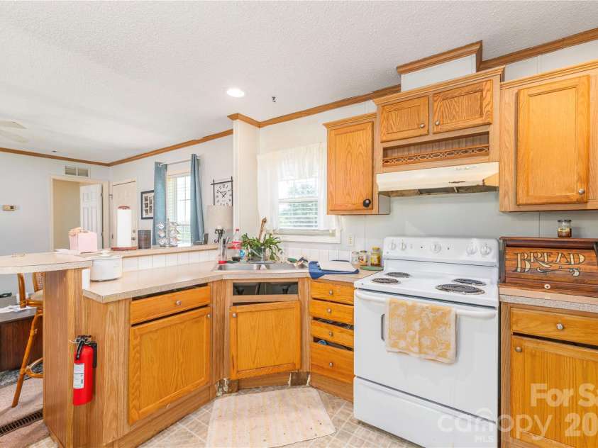 124 Sayles Town Place, Fairview, NC 28730.  MLS# CAR4415601, YatesRealty ID 45387. Kitchen