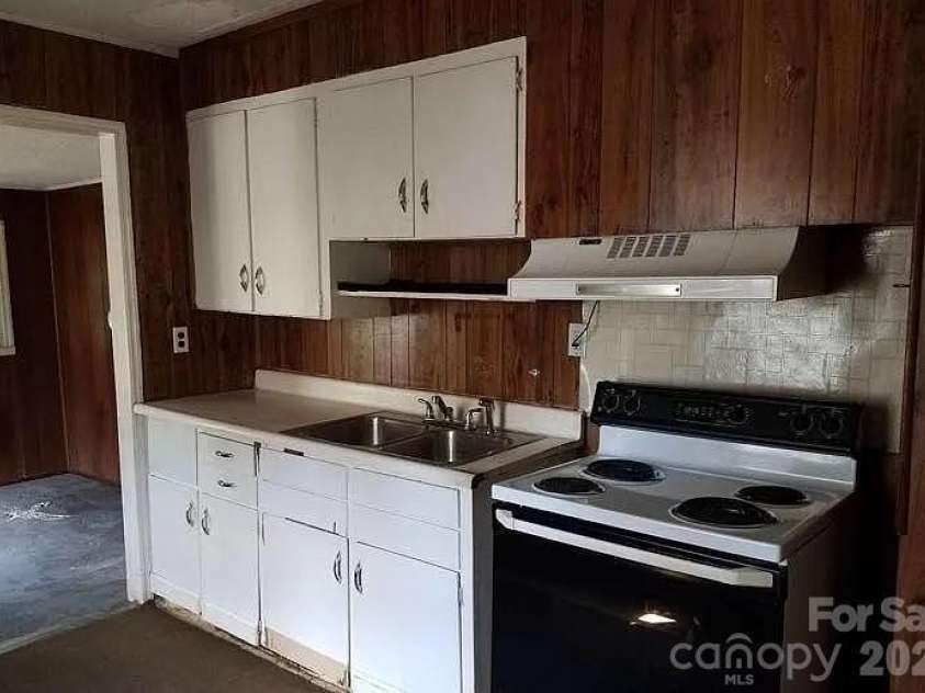 4721 Linden Street, Columbia, SC 29203.  MLS# CAR4415438, YatesRealty ID 45392. 