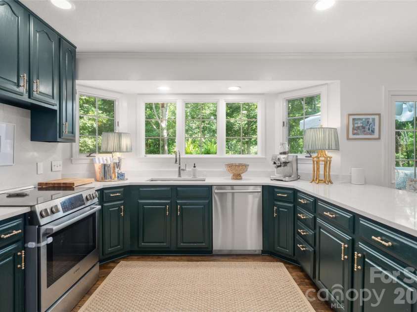 167 Skyview Circle, Asheville, NC 28804.  MLS# CAR4413125, YatesRealty ID 45393. 