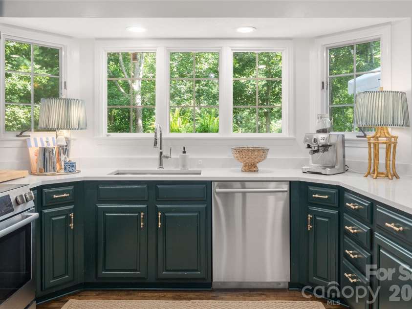167 Skyview Circle, Asheville, NC 28804.  MLS# CAR4413125, YatesRealty ID 45393. 