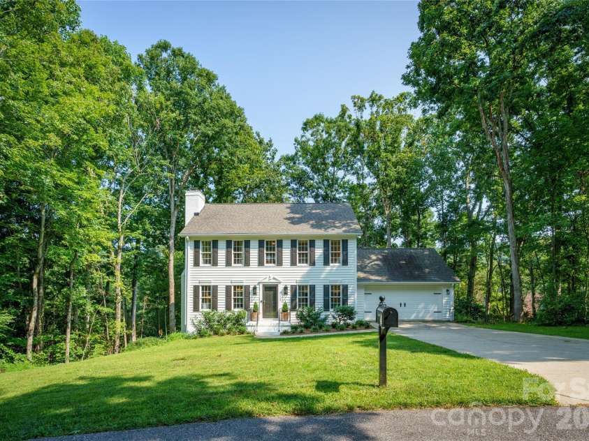 167 Skyview Circle, Asheville, NC 28804.  MLS# CAR4413125, YatesRealty ID 45393. 