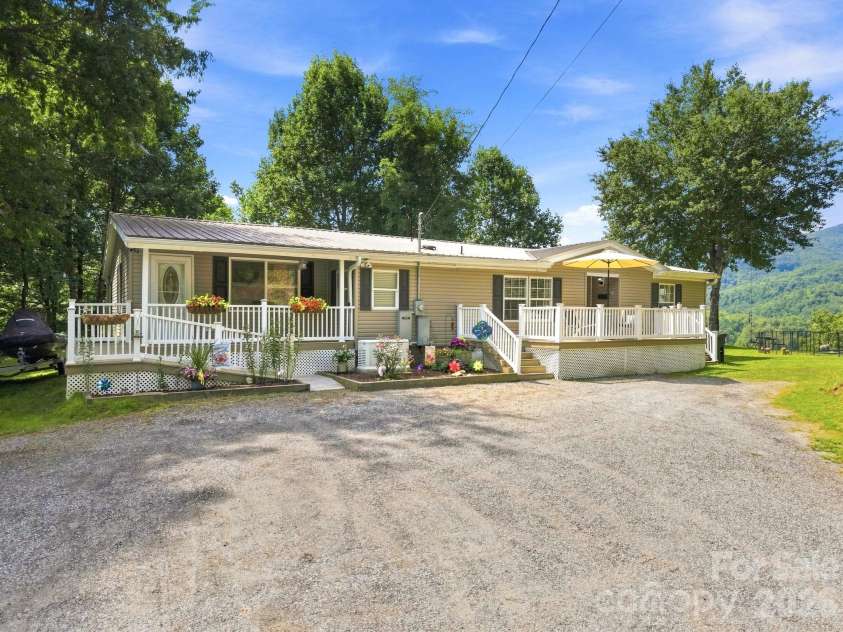 4 Sunset Farms Road, Whittier, NC 28789.  MLS# CAR4416408, YatesRealty ID 45394. 