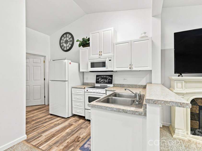 4 Sunset Farms Road, Whittier, NC 28789.  MLS# CAR4416408, YatesRealty ID 45394. 