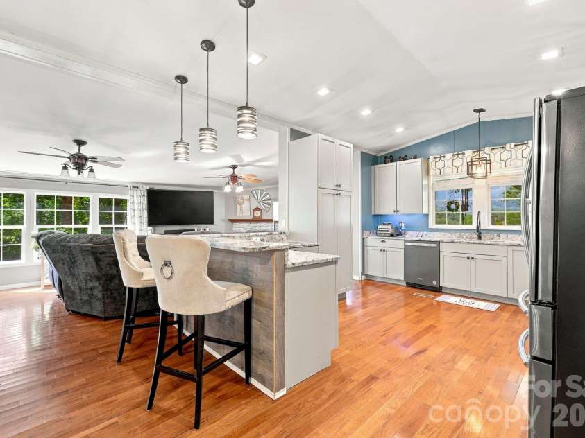 4 Sunset Farms Road, Whittier, NC 28789.  MLS# CAR4416408, YatesRealty ID 45394. Breakfast Bar